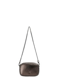 Pequeño bolso cruzado metálico gris oscuro con bordes redondeados, bolsillo frontal con cremallera y correa de cadena desmontable.