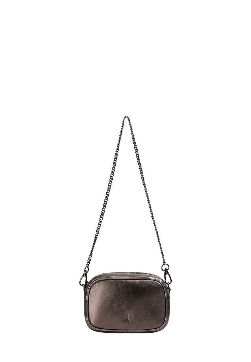 Pequeño bolso cruzado metálico gris oscuro con bordes redondeados, bolsillo frontal con cremallera y correa de cadena desmontable.