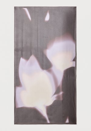 Mørkt skjerf med store, myke, ut-av-fokus hvite og lavendelfargede blomsterformer, som skaper et uskarpt, abstrakt blomster mønster på stoffet.