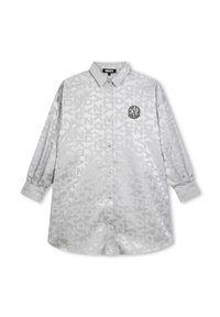 Chemise boutonnée grise présentant un motif de logo répété et un écusson logo circulaire sur la poitrine gauche. Manches longues et col classique.