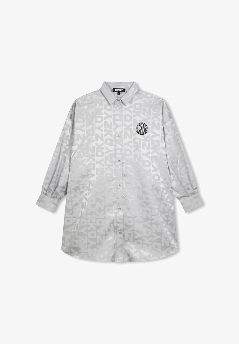 Chemise boutonnée grise présentant un motif de logo répété et un écusson logo circulaire sur la poitrine gauche. Manches longues et col classique.