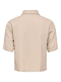 Šviesiai rudos spalvos trumpomis rankovėmis marškiniai su apykakle, matomi iš nugaros, su tiesia apačia ir paprastomis siuvimo detalėmis.