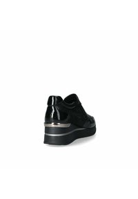 Sneaker in pelle verniciata nera con tomaia texturizzata, chiusura con zip e tacco a zeppa di altezza media con una banda decorativa argentata.