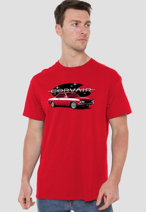 Rotes Baumwoll-T-Shirt mit einem Grafikdesign eines Vintage Roten Corvair Autos mit silbernen Akzenten und Text darüber. Kurze Ärmel und runder Ausschnitt.