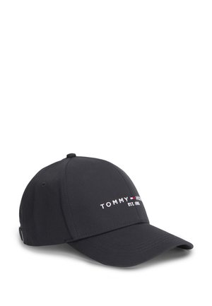 Casquette de baseball noire avec une visière courbée et un texte brodé "Tommy Hilfiger EST. 1985" en blanc et rouge sur le panneau avant.