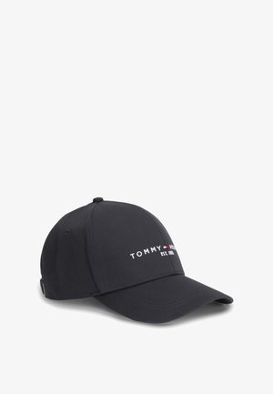 Casquette de baseball noire avec une visière courbée et un texte brodé "Tommy Hilfiger EST. 1985" en blanc et rouge sur le panneau avant.