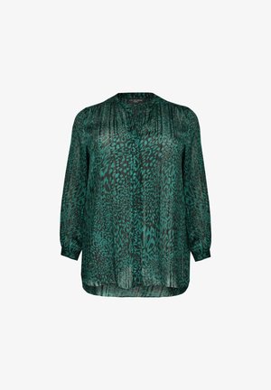 Blouse verte à imprimé léopard avec manches longues légèrement bouffantes et col en V ; fabriquée en tissu léger, semi-transparent avec texture plissée.