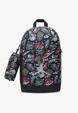 Sac à dos noir et pochette avec une chaussure Air Jordan colorée, un anneau de basketball et des motifs de texte "Flight Club", ainsi que le logo Jumpman sur la poche avant.