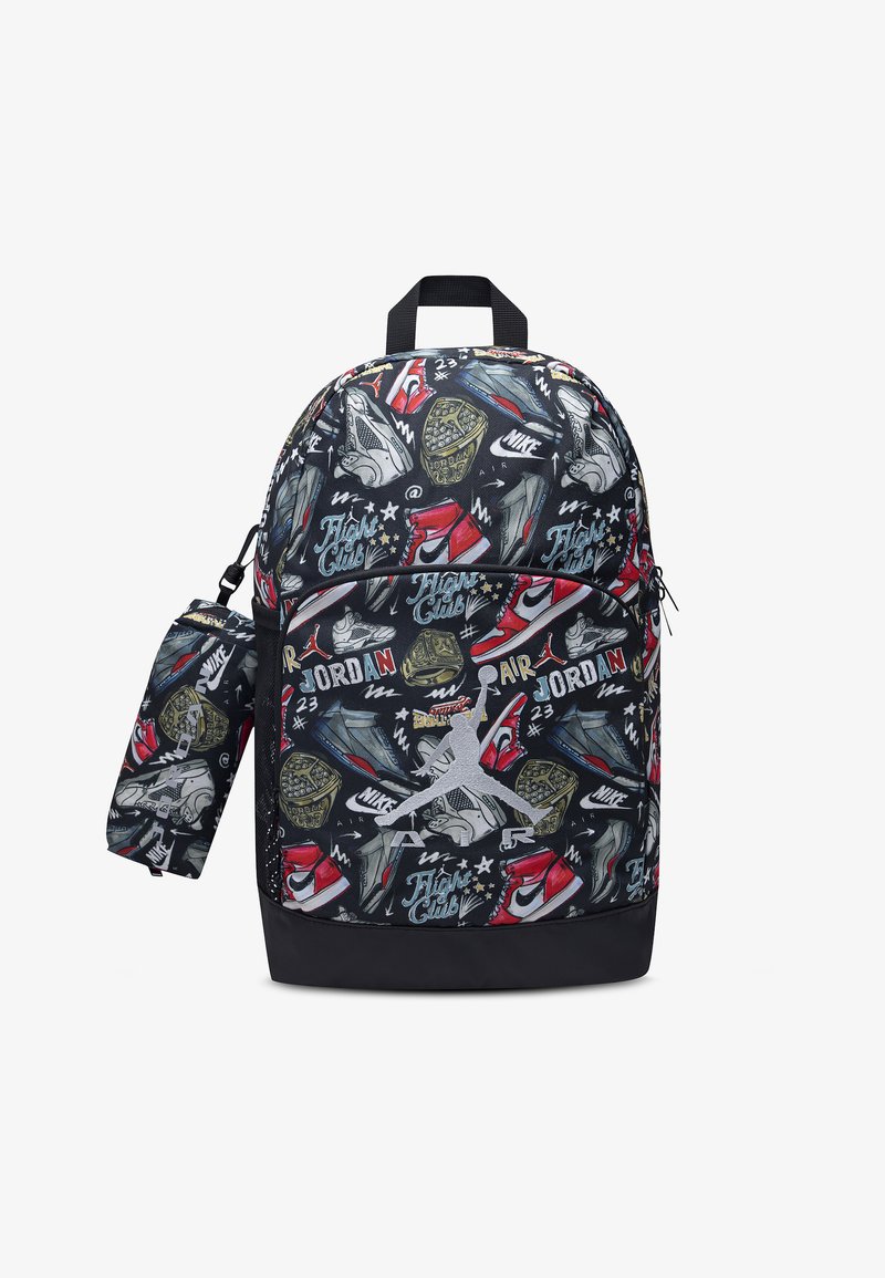 Sac à dos noir et pochette avec une chaussure Air Jordan colorée, un anneau de basketball et des motifs de texte "Flight Club", ainsi que le logo Jumpman sur la poche avant.