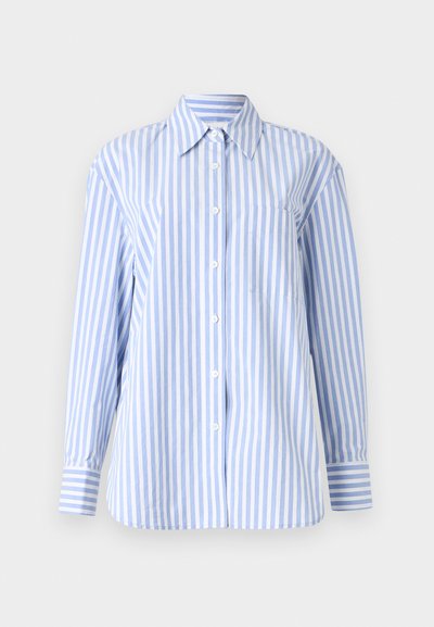Maglietta a maniche lunghe a righe blu chiaro e bianche con colletto, chiusura frontale con bottoni e taschino sul petto. Realizzata in tessuto morbido.