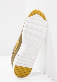 Sandy a žluté tenisky s texturovaným svrchním materiálem z semiše, bílou mezipodešví a gumovou podešví s výrazným vzorem a detailem loga.