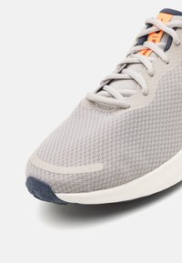 Nike Performance REVOLUTION 7 - Chaussures de running sur route - lîght iron ore/total orange/thunder blue/sail