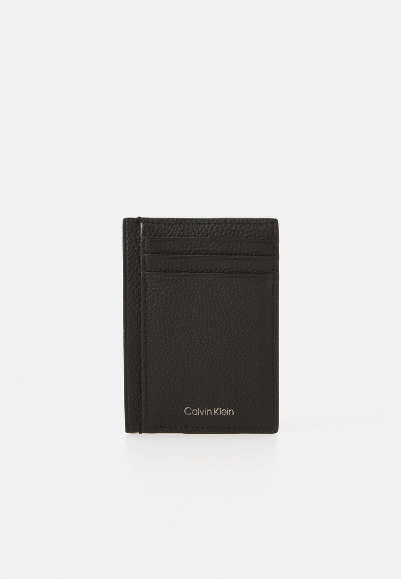 Porte-cartes en cuir noir avec une surface texturée, comprenant plusieurs emplacements pour cartes et un logo argenté en bas. Design rectangulaire compact.