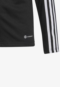 Zwarte sportshirt met lange mouwen, voorzien van drie witte strepen aan één kant en het Aeroready-logo onderaan. Glad textuur.