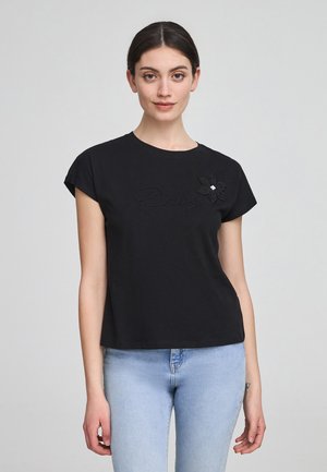 T-shirt in cotone nero con maniche corte a cappuccio, caratterizzato da testo ricamato "Daisy" e un design floreale con un accento di gemma trasparente.