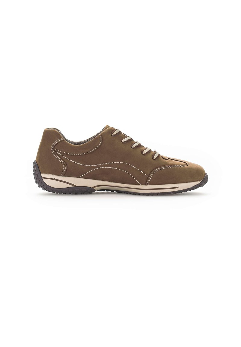 Bruine suède sneaker met beige stiksels, ronde neus en rubberen zool. Heeft een vetersluiting en een getextureerde hak voor grip.