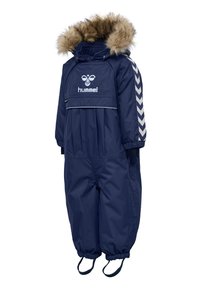 M�örkblå vinteroverall med huva med faux päls, elastiska ärmslut och fotremmar. Har vitt chevronmönster på ärmarna och logotyp.