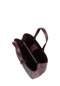 Bolso tote de cuero burdeos con patrón geométrico texturizado, asas dobles y un compartimento con cremallera en el interior. Forro negro visible.