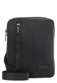 Borsa a tracolla nera Calvin Klein con cerniera verticale sul davanti e tracolla regolabile.