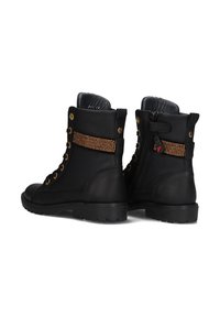 Zwarte leren enkelboots met gouden hardware, een zijrits en een decoratieve bruine rhinestone band. Getextureerde rubberen zool voor grip.
