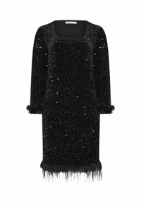 Czarna, długa sukienka z długim rękawem i kwadratowym dekoltem, zdobiona cekinami na całej powierzchni oraz czarnymi frędzlami przy rękawach i u dołu.
