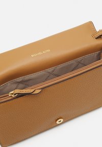 MICHAEL Michael Kors JET SET FLAP XBODY - Borsa a tracolla - pale peanut