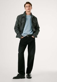 Chaqueta de cuadros negra, suéter de cuello redondo azul claro, pantalones oscuros y zapatos negros, con una textura suave y un diseño clásico.