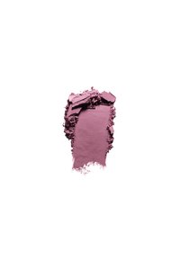 Matte, stoffige roze poeder met een gestructureerde, verkruimelde rand en een gladde middenkant. Zacht, fijn gemalen consistentie, minimale glans.