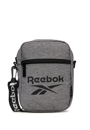 Graue Reebok Umhängetasche mit vorderer Reißverschlusstasche, schwarzem Logodruck und verstellbarem Riemen mit weißem Reebok-Schriftzug.