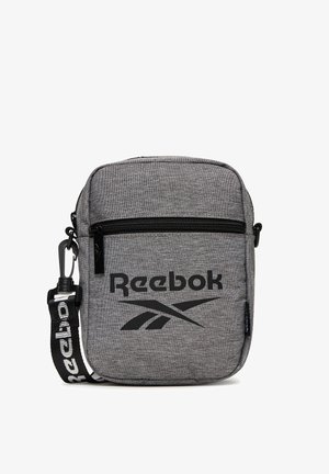 Szara torba Reebok na ramię z przednią kieszenią na zamek, czarnym nadrukiem logo i regulowanym paskiem z białym napisem Reebok.