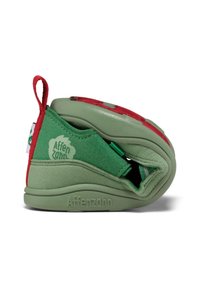 Scarpa per bambini verde e rossa con un design flessibile. Realizzata in morbida pelle scamosciata e gomma, presenta un logo e un anello sul tallone per facilitarne l'indossamento.