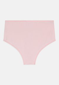 Lichtroze high-waisted ondergoed van zachte stof, met een eenvoudig ontwerp, een gladde textuur en minimale stikdetails.