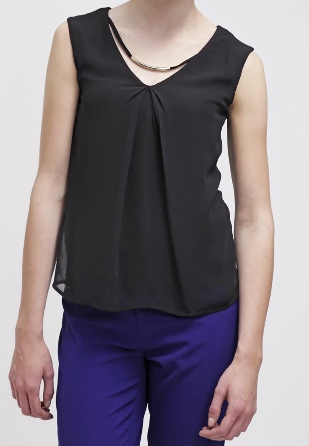 Svart ärmlös blus med V-ringning och en rynkad detalj framtill, med en guldfärgad detalj vid halsringningen. Slät tyg.