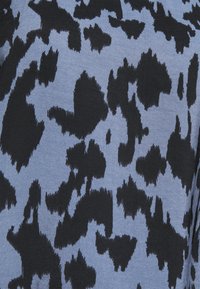 Tissu à motifs noirs et bleus présentant des formes abstraites, avec une texture douce et une légère brillance, idéal pour les vêtements ou accessoires.