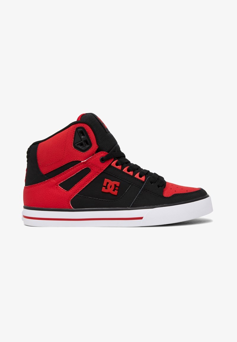Basket montante noire et rouge avec semelle blanche, logo DC rouge sur le côté, lacets noirs et col rembourré rouge et noir au niveau de la cheville.