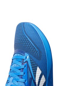 Niebieski but sportowy z teksturowaną cholewką, siateczkowym wzorem i trzema białymi paskami po boku. Sznurówki również są niebieskie, pasujące do buta.
