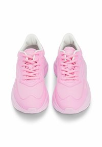 Paire de baskets HUGO roses avec lacets, semelles épaisses et doublure intérieure blanche, vues de face sur un fond blanc.