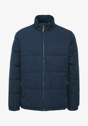 Marineblå pufferjakke med høy krage, frontglidelås og to sidelommer, med en quiltet design og tanfargede detaljer.