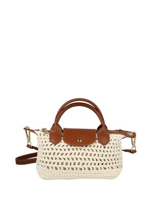 Pequeño bolso tejido color crema con asas de cuero marrón, solapa y correa de hombro desmontable, con cremallera y cierre en tono dorado.