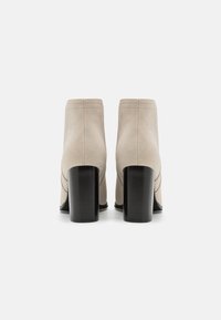 Even&Odd Wide Fit Nilkkurit - off-white