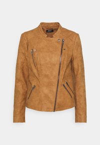 Veste de moto en faux cuir marron avec un col montant, fermeture éclair asymétrique et plusieurs poches zippées. Texture lisse.