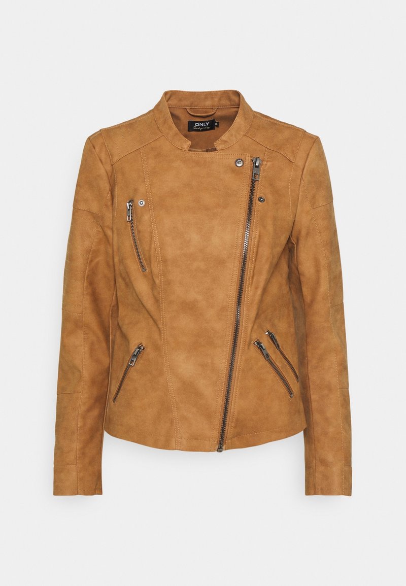 Veste de moto en faux cuir marron avec un col montant, fermeture éclair asymétrique et plusieurs poches zippées. Texture lisse.