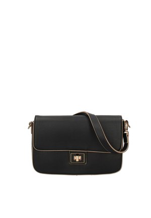 Borsa a tracolla in pelle nera con texture liscia, dettagli in tono oro, chiusura a patta e forma rettangolare. Inclusa tracolla regolabile.