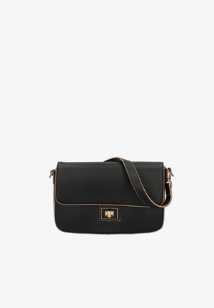 Zwarte leren schoudertas met een gladde textuur, gouden accenten, een flapsluiting en een rechthoekige vorm. Inclusief verstelbare strap.