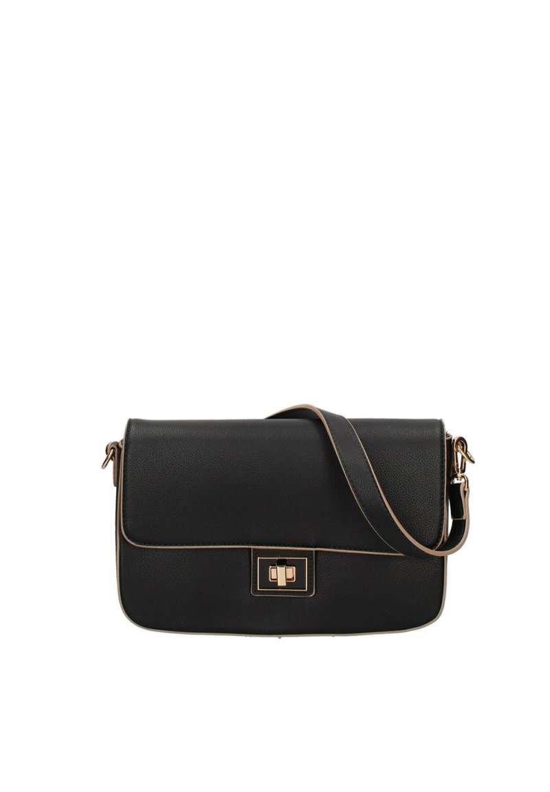 Borsa a tracolla in pelle nera con texture liscia, dettagli in tono oro, chiusura a patta e forma rettangolare. Inclusa tracolla regolabile.