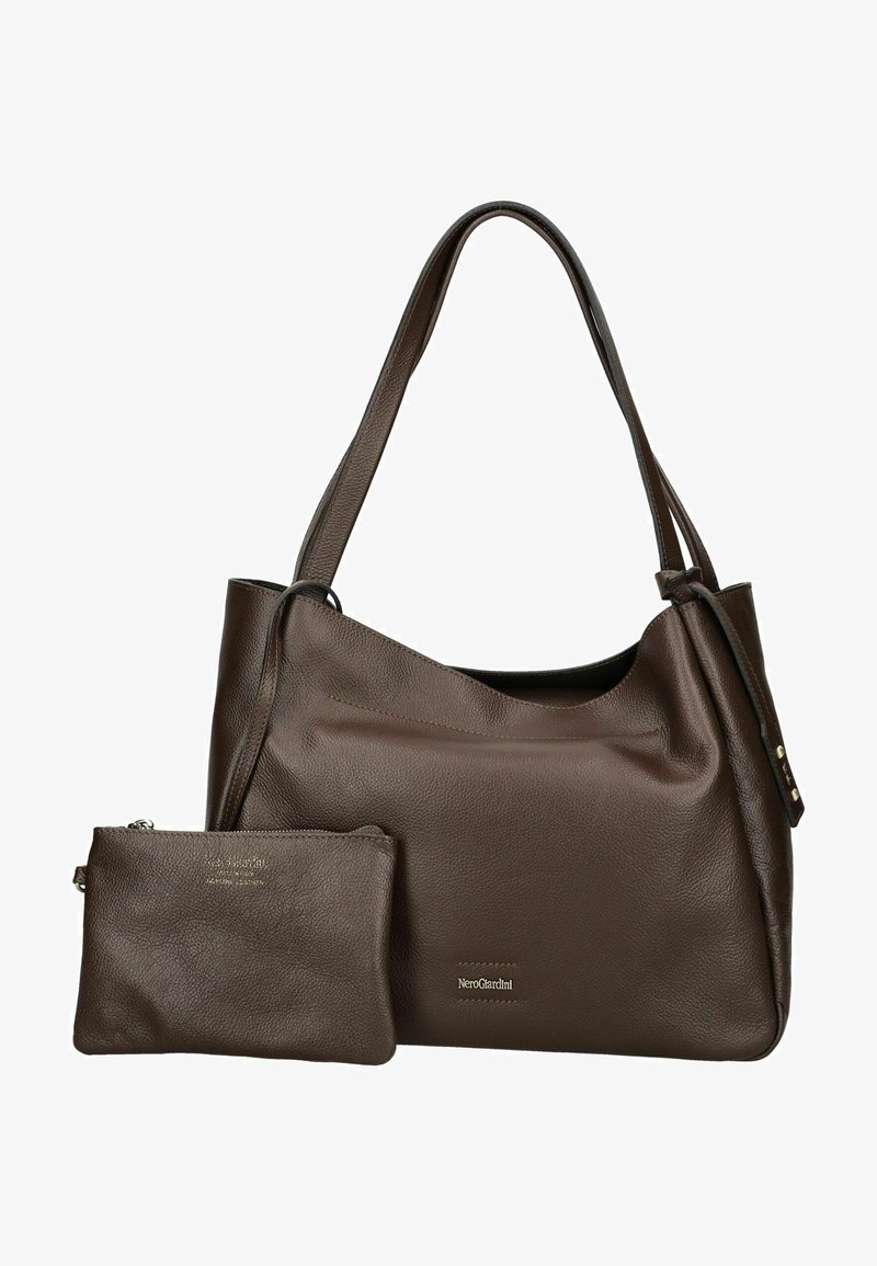 Sac tote en cuir marron avec une texture lisse et une petite pochette amovible. Présente un haut arrondi et des anses robustes.