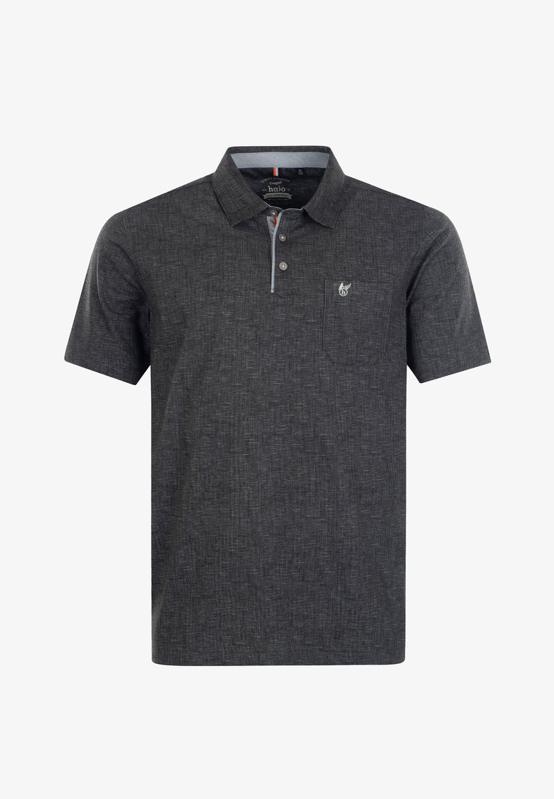 Dunkelgraues Poloshirt aus strukturiertem Stoff, mit einer Drei-Knopf-Leiste und einer kleinen Brusttasche mit einem Logo. Kontrastierender Kragenbesatz.
