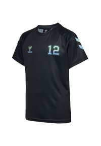 Maillot noir à manches courtes avec le numéro 12 en bleu clair ; présente le logo Hummel et des chevrons bleus sur les manches ; fabriqué à partir d'un tissu lisse et respirant.