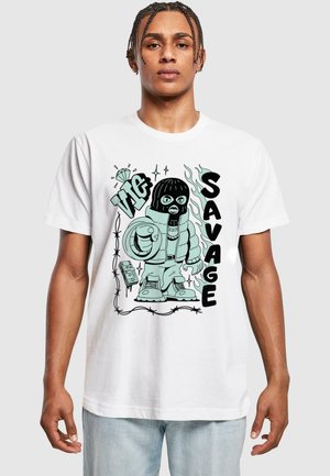 Hvid bomulds T-shirt med et tegneserie-design af en karakter i en sort skimaske, overdimensioneret jakke og teksten "VIG SAVAGE."