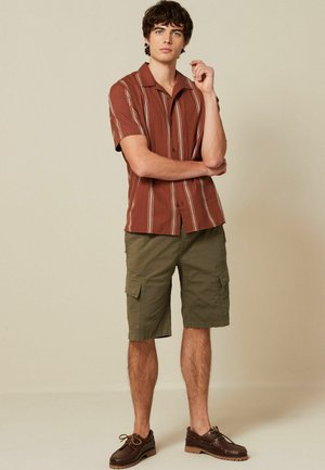 TEXTURED STRIPE SHORT SLEEVE WITH CUBAN COLLAR  - REGULAR FIT - Vapaa-ajan kauluspaita - brown